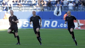 Eine gute halbe Stunde später dann Entwarnung: Spieler und Schiedsrichter kamen zurück auf den Platz, um sich warm zu machen. Das Spiel sollte doch stattfinden