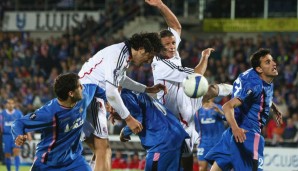 In der folgenden Saison liefern die Bayern einen wahren Krimi: Im UEFA-Pokal sind die Roten gegen den krassen Außenseiter Getafe schon zwei Mal fast ausgeschieden. Doch ein später Doppelpack des neuen Stürmers Luca Toni rettet die Münchener