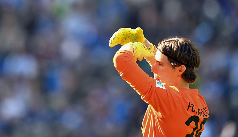 Kein schöner Nachmittag für Marwin Hitz. Nicht nur die Gegentore, sondern auch die tiefstehende Sonne macht dem Keeper zu schaffen