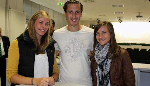 Auch das gab's bei den DB-Camps: Fußball-Stars zum Anfassen! Anna und Eileen posieren stolz mit Gladbachs Roel Brouwers