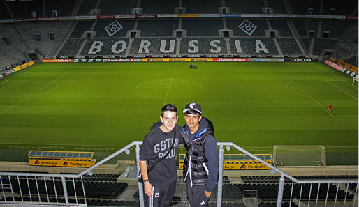 Bei dem Ausblick darf man ja auch mal anfangen zu träumen: Camp-Teilnehmer Julian und Denis im (fast) leergefegten Borussia-Park zu Gladbach