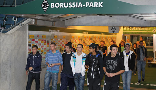 Tunnelblick vor dem Anpfiff: Das Team des DB Fußball Camps betritt durch die Katakomben das Spielfeld. So muss es sich für die Profis anfühlen...