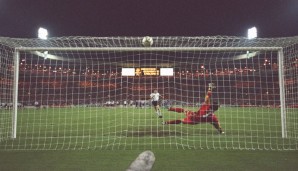 An Coolness kaum zu überbieten, wie der sonst als Heulsuse verspottete Andi Möller den letzten Elfer mittig einnetzte. Deutschland gewinnt 7:6 n.E. und zieht ins EM-Finale ein!