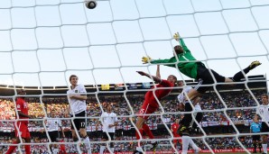 Doch England blieb dran. Nach Gerrard-Freistoß fliegt Neuer ziellos durch den 16er, und Upson köpft den Ball zum 2:1 ins Netz