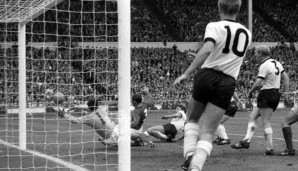 England ging in der 78. durch Martin Peters in Front, aber Wolfgang Weber gelang in der 90. Minute der 2:2-Ausgleich. Aber in der Verlängerung hatte Hurst seinen Auftritt