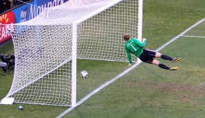 Dann erzielt Lampard per Distanzschuss das 2:2, doch Schiri Larrionda aus Uruguay versagt dem Treffer die Anerkennung. Dusel für Deutschland...