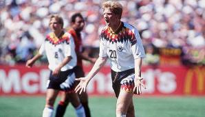 Stefan Effenberg wirkt da 1994 schon wesentlich weniger entspannt. Ob's am etwas gewöhnungsbedürftigen, neuen Design inklusive schwarz-rot-goldenem Kragen liegt?