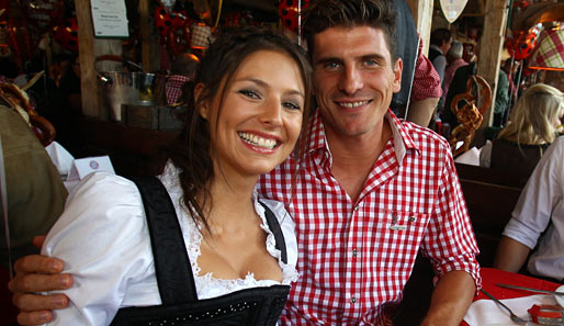 Mario Gomez war erst 16, als er und Silvia ein Paar wurden - und sie lachen immer noch zusammen