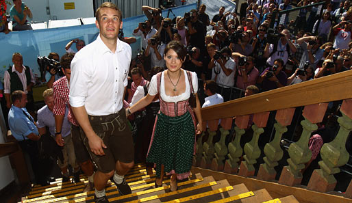 Manuel Neuer staunt nicht schlecht bei seinem ersten Wiesn-Besuch als Bayern-Keeper. An seiner Seite seine Freundin Katrin