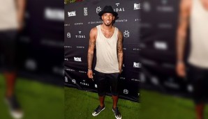 Was sein Bruder kann, kann Jerome Boateng natürlich schon lange. Hier präsentiert er das legere Sommer-Outfit für den Mann von Welt