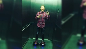 90 Prozent dieses Bildes würden keinen Ausschlag auf der Swag-Richterskala auslösen. Aber mit dem "Hoverboard" reißt Matthias Ostrzolek natürlich wieder viel raus