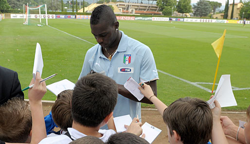 Dass hinter dem skandalträchtigen Typen Balotelli auch ein hervorragender Fußballer steckt, gerät oft in Vergessenheit. Seine Fans lieben ihn trotzdem