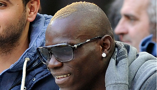 Neben seiner fußballerischen Klasse fällt Balotelli auch durch ständig wechselnde Frisuren auf