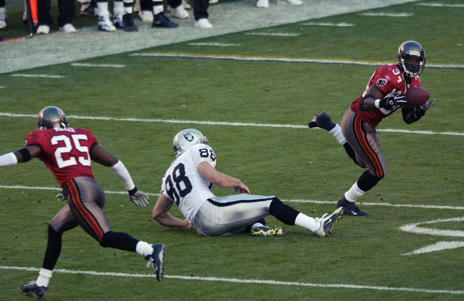 Super Bowl XXXVII: Die Tampa Bay Buccaneers und die Oakland Raiders boten beim 48:21 ein Spektakel. Trotzdem wurde mit Tampas Dexter Jackson ein Defensivspieler MVP