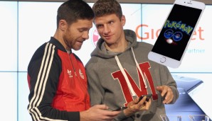 "Ey, Xabi. Soll ich Dir mal den Grund zeigen, warum sich der Alaba gestern alleine mit seinem Handy im Wald verirrt hat?"