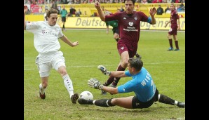 Die meisten Duelle bestritt Wiese gegen die Bayern - wobei er mit Lautern alle sechs Partien verlor. So wie hier gegen Owen Hargreaves konnte er sich nur selten in Szene setzen. Insgesamt gab es in 20 Duellen zwölf Pleiten.