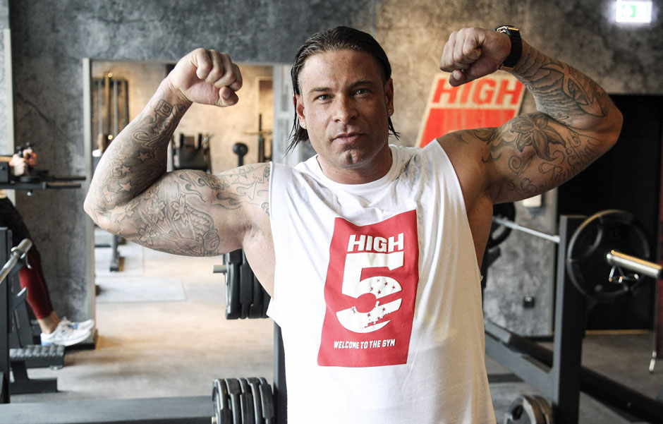 26. März 2015: Tim Wiese macht Promotion für ein Fitnessstudio. Sein Plan: Aussehen, "wie die Top-Athleten, wie Mr. Olympia. Das sind Brecher." Na dann...