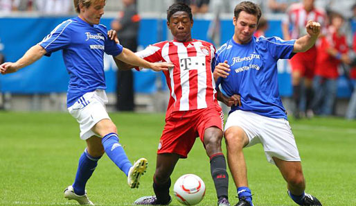 Felix Neureuther (r.) bedrängt Bayerns David Alaba beim Spiel mit den Fitness First Winterstars. Nicht nur auf den Skiern zeigt er viel Einsatz