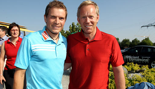 Skilangläufer Tobias Angerer grinst mit Moderator Johannes B. Kerner bei einem Golfturnier in Herzogenaurach in die Kamera