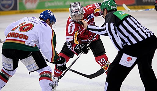 Ab der kommenden Saison geht Stürmer Rob Collins (M.) für die Hamburg Freezers auf Torejagd