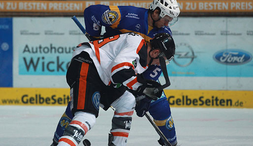 Angreifer Christian Wichert (hinten) bleibt bis Saisonende 2012 beim EHC München