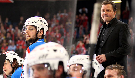 Nach der 2:8-Heimpleite haben sich die Nürnberg Ice Tigers von Trainer Brockmann (r.) getrennt