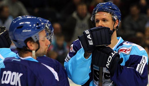 Rainer Koettstorfer (r.) von den Hamburg Freezers nach der Niederlage