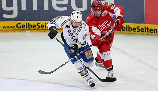 Martin Schymanski (l.) noch im Trikot des EHC München gegen Andre Lakos (r.)