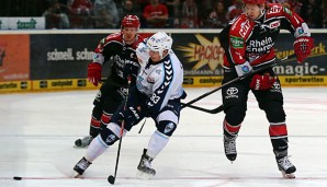 Ralf Rinke (M.) von den Hamburg Freezers soll in der 2. Liga Spielerfahrung sammeln