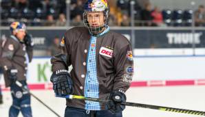 Oktoberfestzeit: John Jason Peterka macht sich im Wiesn-Outfit von Red Bull München warm.