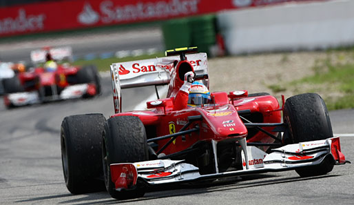 Alonso (r.) bekam den Sieg in Hockenheim von Massa geschenkt