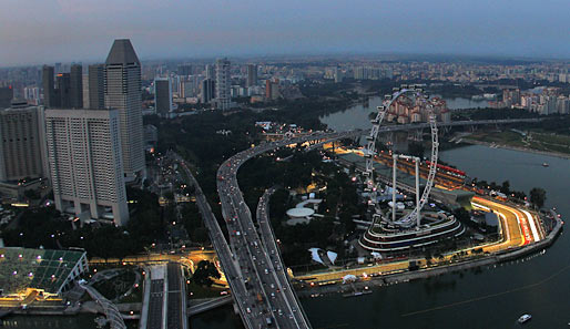 2010 gewann Fernando Alonso das Nachtrennen in Singapur vor Sebastian Vettel