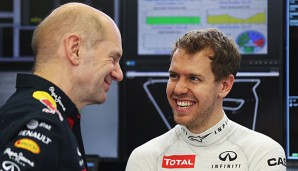 Adrian Newey (l.) bleibt dem Weltmeister vorerst erhalten