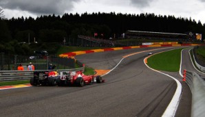 Mark Webber und Fernando Alonso zeigten 2011 ein aufsehenerregendes Duell in Eau Rouge