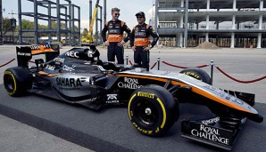 Nico Hülkenberg (l.) muss in Barcelona wohl weiter auf sein neues Auto warten