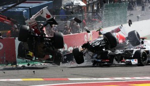 Fernando Alonso und Lewis Hamilton hoben beim Startcrash 2012 ab