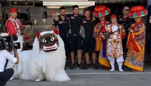 JAPAN-GP: Willkommen in Suzuka! Auch in diesem Jahr sind wieder verrückte Fans und kuriose Verkleidungen am Start