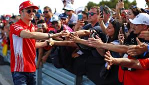 Platz 3: CHARLES LECLERC. Der Rückstand auf Mercedes war während der Fahrt über den bunt bemalten Riesenparkplatz von Le Castellet immens und bestenfalls Platz 3 damit eigentlich fix. Eigentlich ...