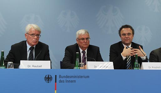 Die "Task Force Sicherheit": Vertreter der DFL, des DFB und des Bundesinnenministeriums