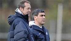 Tom Dooley (l.) mit USA-Nachwuchsboss Claudio Reyna