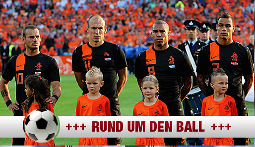 Nigel de Jong (2.v.r) & Gregory van der Wiel (r.) sollen Ziel von rassistischen Rufen geworden sein