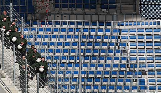 In der Politik werden auch Stehplätze für die Sicherheitsprobleme in den Stadien verantwortlich gemacht