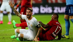 Sergio Ramos (l.) fordert nach einem Schubser von Boateng Elfmeter