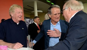 Der Preis wird Karl-Heinz Schnellinger (l.) von Uwe Seeler (r.) überreicht