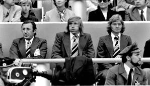 Delling: "Wo waren Sie am 7. Juli 1974?" Netzer: "Im Stadion, mein Gott! Nur leider hat man mich nicht spielen lassen." Delling: "Ich frage das nicht, um Sie zu ärgern." Netzer: "Doch!"