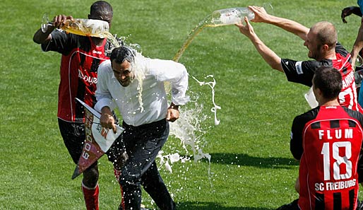 Trainer Robin Dutt (M.) konnte mit seinen Breisgauern den Titel in Liga zwei feiern