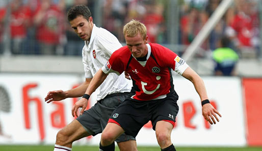 Robin van Persie (l.) feierte mit dem FC Arsenal einen 1:0-Sieg bei Hannover 96