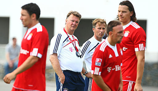 Louis van Gaal (M.) trainierte in der vergangenen Saison noch den AZ Alkmaar