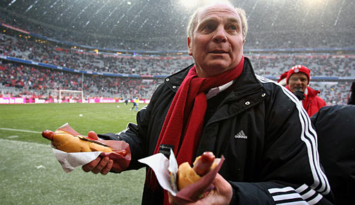 Uli Hoeneß verteilte beim letzten Hinrunden-Spiel gegen Hertha BSC im Stadion Würstchen