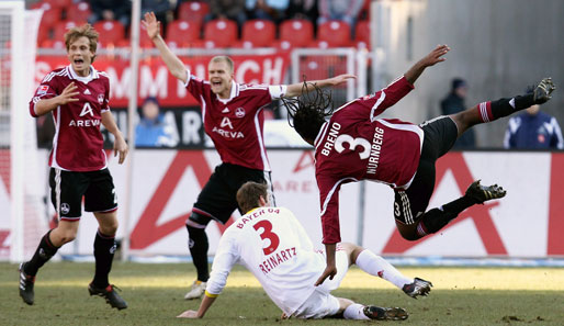 Breno geht nach einem bösen Foul von Stefan Reinartz zu Boden